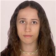 Profesora que imparte clase de matemáticas para alumnos desde primaria a bachiller