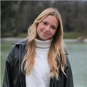 Soy graduada en Sociología y sigo estudiando. Tengo experiencia trabajando con niños de 3-15 años en hoteles y en campamentos