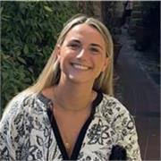 Estudiante en quinto del doble grado de derecho y ade, profesora de economía e historia, apta para todas las edades