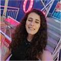 Ben genel olarak bakıldığında yüzme antrenörlüğü yapmış birisiyim ve yüzmeyi sevdiğim kadar tenisi de seviyorum.
