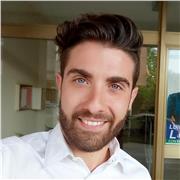 Laureato in Economia e Commercio, giornalista pubblicista e docente di supporto per i ragazzi delle scuole superiori, offre ripetizioni in materie scientifiche, umanistiche, lngua inglese e francese