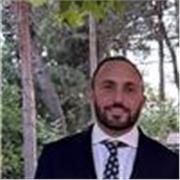 Profesor imparte clases de todas las asignaturas de primaria