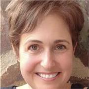 Profesora nativa y bilingüe con treinta años de experiencia dando clases de inglés a niños y adultos de todas las edades y niveles. Consigo que mis alumnos disfruten con el inglés y que se motiven para aprender más! También consigo que pierdan el miedo a