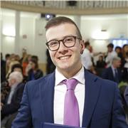 Avvocato, laureato in giurisprudenza con studi classici alle spalle. Insegnerò da remoto ma il mio domicilio è a Rieti!