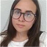 Profesora de inglés imparte clases a niños de educación primaria