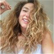 Profesora de yoga formada en la India. Clases amorosas y adaptadas a todas las edades y niveles, desde la presencia y el cuidado.