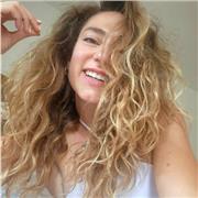 Profesora de yoga formada en la India. Clases amorosas y adaptadas a todas las edades y niveles, desde la presencia y el cuidado.