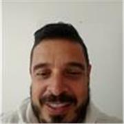 Profesor imparte clases de español a extranjeros