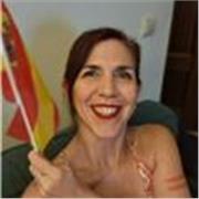 Como una persona paciente, comunicativa y organizada, con facilidad para explicar conceptos de forma clara.