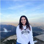 Profesora de matemáticas que imparte clases a niños de primaria y educación secundaria obligatoria