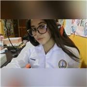 Profesora de química imparte clases a niños, jóvenes y adultos