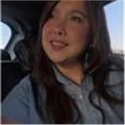 La profesora imparte clases dinámicas a adolescentes y adultos