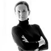 Madrelingua italiana e tedesca, formazione completata in Germania (diploma di maturità, laurea in inglese e italiano) 