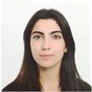 Profesora de apoyo imparte clases a niños de todas las edades