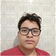 Adolescente con los estudios necesarios para enseñar matemáticas a otras personas que estén cursando la ESO.