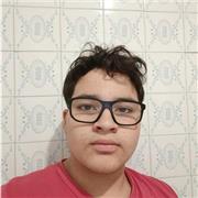 Adolescente con los estudios necesarios para enseñar matemáticas a otras personas que estén cursando la ESO.