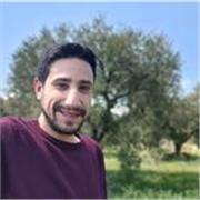 Laureato in scienze forestali e ambientali, impartisce lezioni su materie scientifiche per studenti di scuole medie