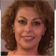 Tutor que enseña a niños y adultos español 