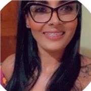 Professora ensina adultos e crianças