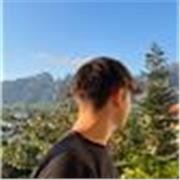 Me definiría como una persona responsable, motivada y con muchas ganas de aprender en el mundo del entrenamiento de fútbol. Aunque