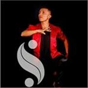 El profesor de danza imparte clases de baile de salon