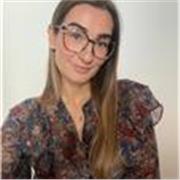 Laureata magistrale in Scienze del Governo e Politiche pubbliche, anni insegno inglese ai ragazzi con passione e divertimento