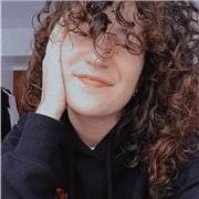 Profesora de inglés imparte clases de refuerzo para niños de todas las edades