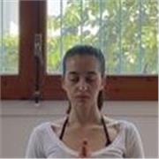 Profesora de inglés imparte clases de inglés a niños y adultos