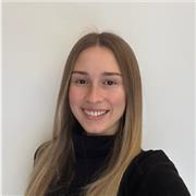 Studentessa che suona pianoforte anni dá lezioni private a domicilio di piano