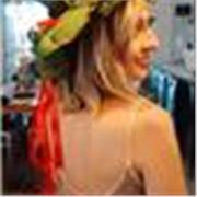 Sono una docente con formazione universitaria in ambito umanistico e giuridico, con anni di esperienza nella didattica individuale