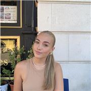 Estudiante de segundo de batxillerato da clases de matemáticas y vel primaria o ESO