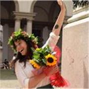 Laureata all'Accademia di Belle Arti di Brera, offre ripetizioni in storia dell'arte a ragazze/i dalle medie alle superiori
