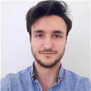 Estudiante de arquitectura imparte clases a alumnos de todas las edades