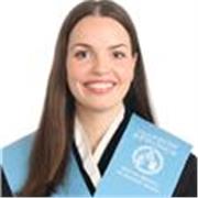 profesora de inglés imparte clases a niños de todas las edades y cualquier materia de primaria