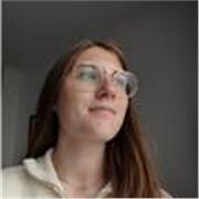 Profesora de piano apta para todas las edades y niveles