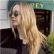 Profesora de inglés imparte clases a niños