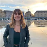 Estudiante universitaria con C1 de inglés y B2 de euskera da clases de apoyo para estudiantes de primaria