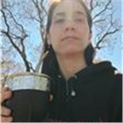 Profesora de biología enseña a estudiantes de nivel secundario de todas las modalidades