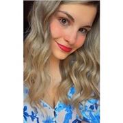 Studentessa universitaria impartisce lezioni per studenti di elementari e medie per aiuto compiti/studio