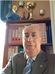 Professionista del settore economico finanziario impartisce lezioni di economia aziendale a studenti di scuole superiori ed universitari