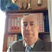 Professionista del settore economico finanziario impartisce lezioni di economia aziendale a studenti di scuole superiori ed universitari