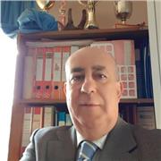 Professionista del settore economico finanziario impartisce lezioni di economia aziendale a studenti di scuole superiori ed universitari