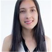 Profesora de química imparte clase y realización de trabajos para niños, adolescentes y universitarios