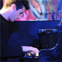 Estudiante de piano profesional moderno ofrece clases de iniciación para todas las edades
