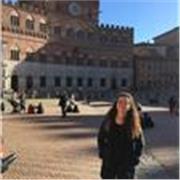 Studentessa di storia e documentazione, presso l'università di Siena, impartisce lezioni di storia e storia dell'arte per classi 3,4,5^