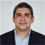 Profesor de administración con amplia experiencia profesional