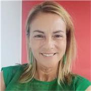 Profesora que quiere que sus aprendan contenidos oficiales y habilidades profesionales