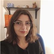 Avvocato impartisce lezioni di diritto a studenti universitari e studenti di scuole superiori di secondo grado