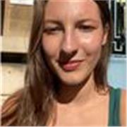 Professeure particulier donne cours de soutien scolaire en anglais aux étudiants niveau collège/lycée