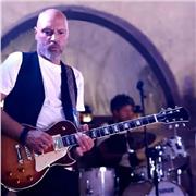 Salve sono Domenico D'asta chitarrista con esperienza pluriennale, impartisco lezioni di chitarra , zona Bari e provincia